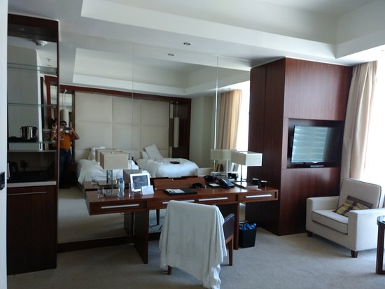 inside-room-working-table